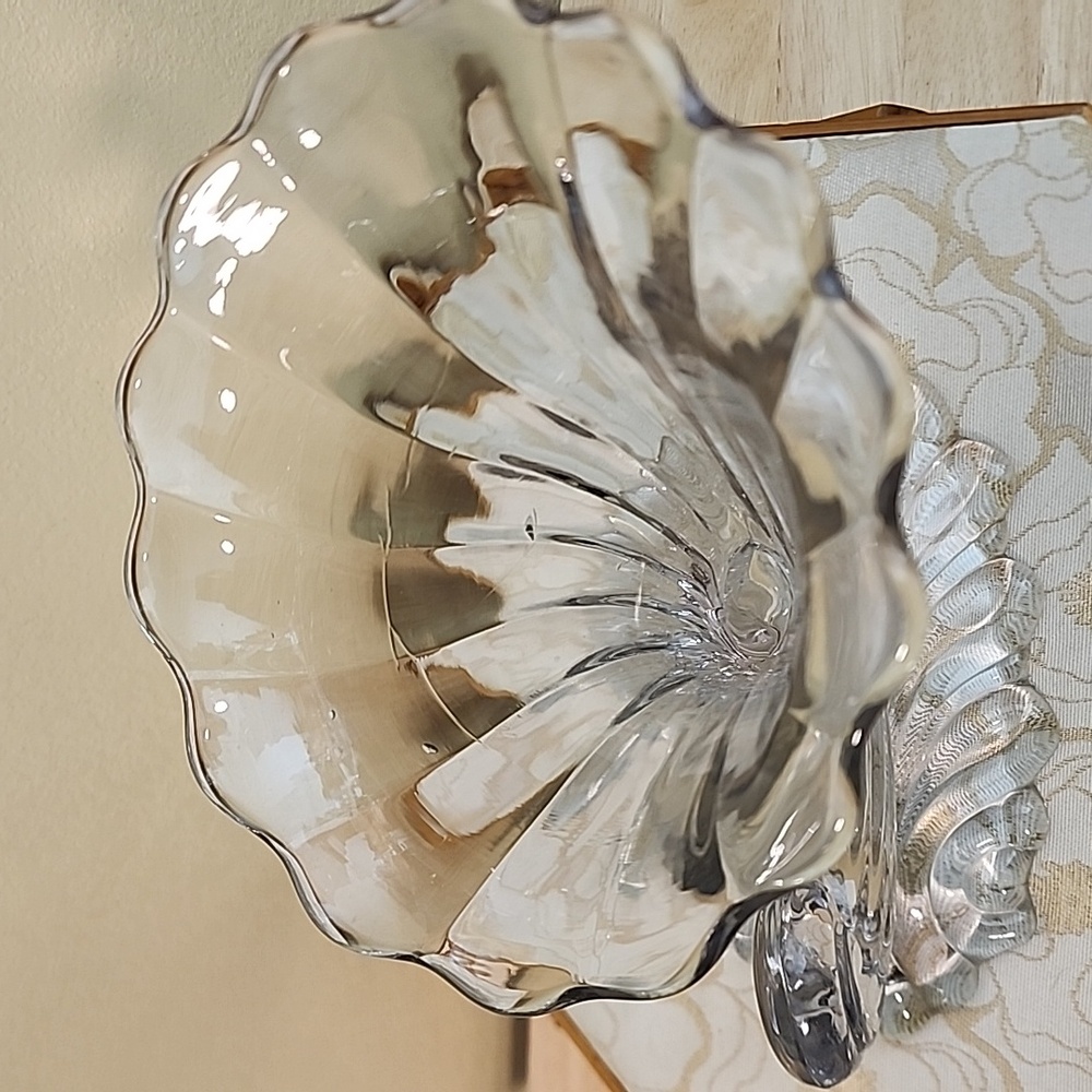 Elegant Vintage Clear Glass Cornucopia Vase - Picture 3 of 6